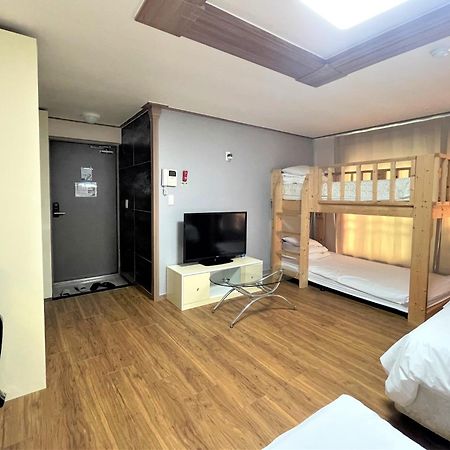 Hy Choi Hostel Seogwipo Bagian luar foto