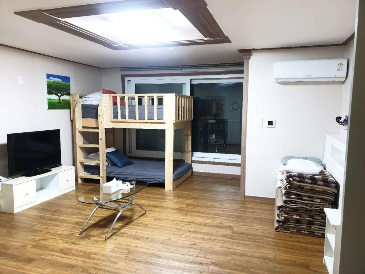 Hy Choi Hostel Seogwipo Bagian luar foto