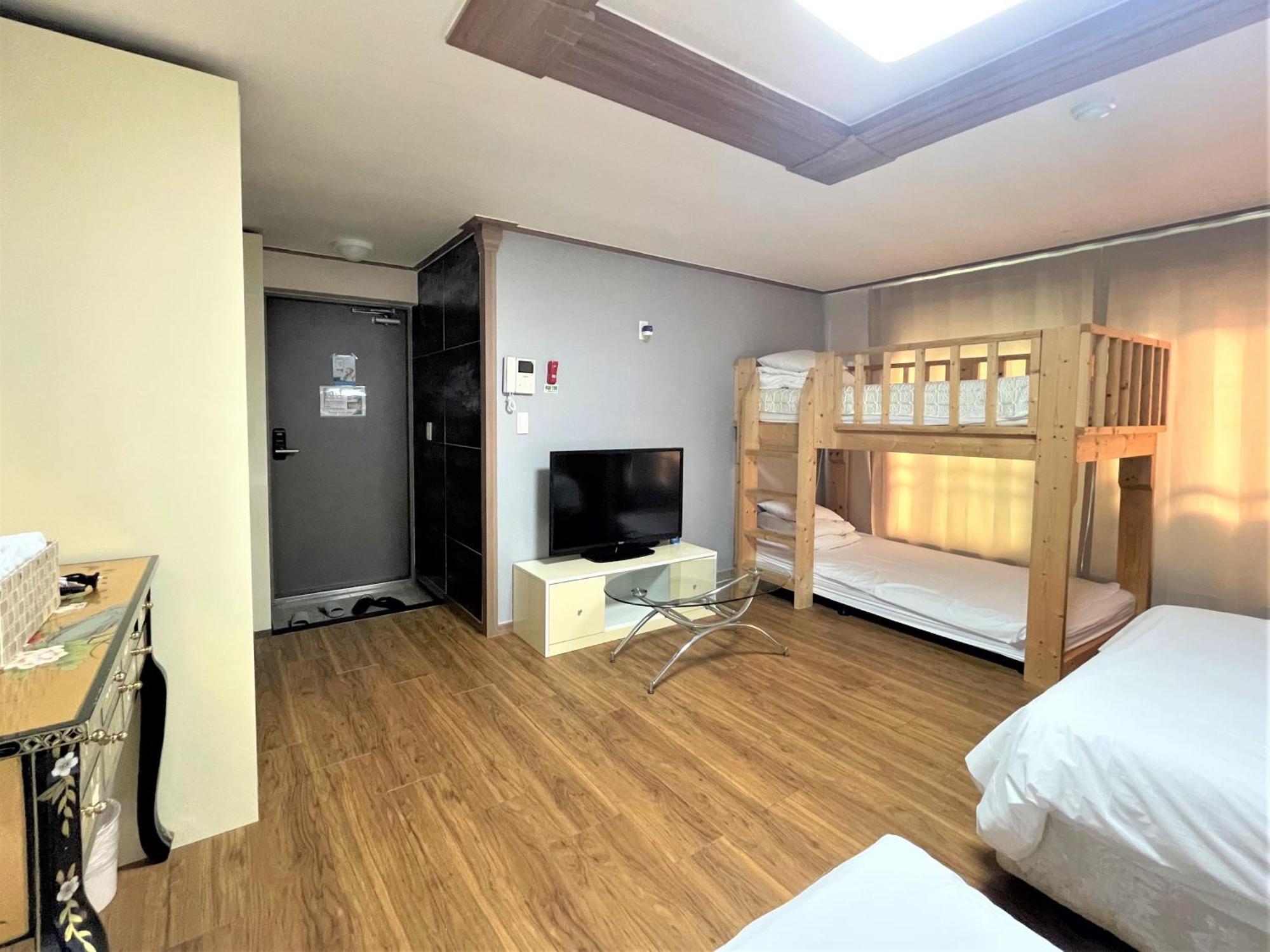 Hy Choi Hostel Seogwipo Bagian luar foto